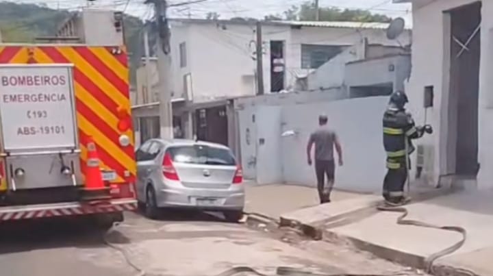 Casa é tomada pelas chamas após crianças brincarem com fogo na Vila São João